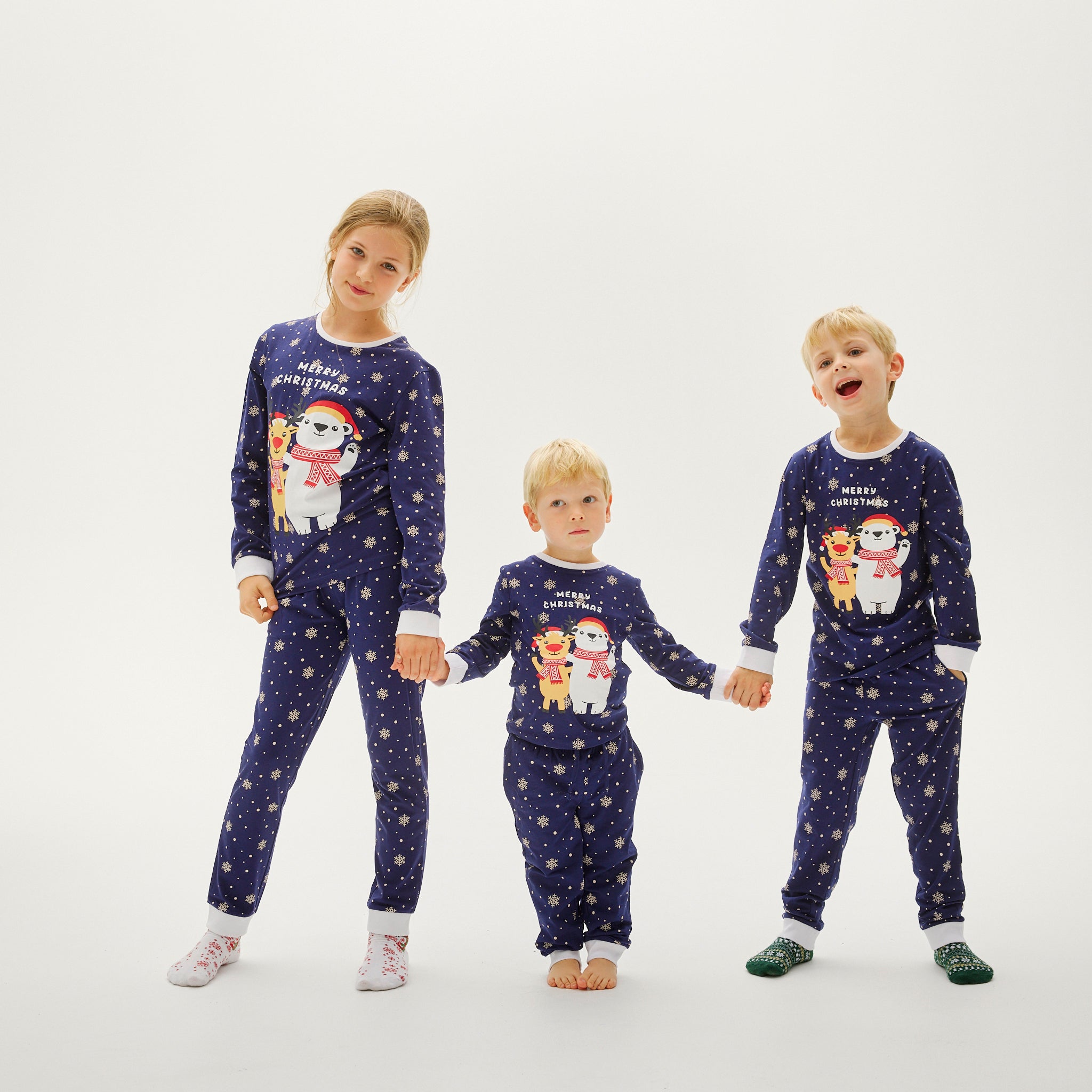 Kinder Weihnachtspyjama in Dunkelblau mit Schneemann-Motiv, nachhaltig und dehnbar.